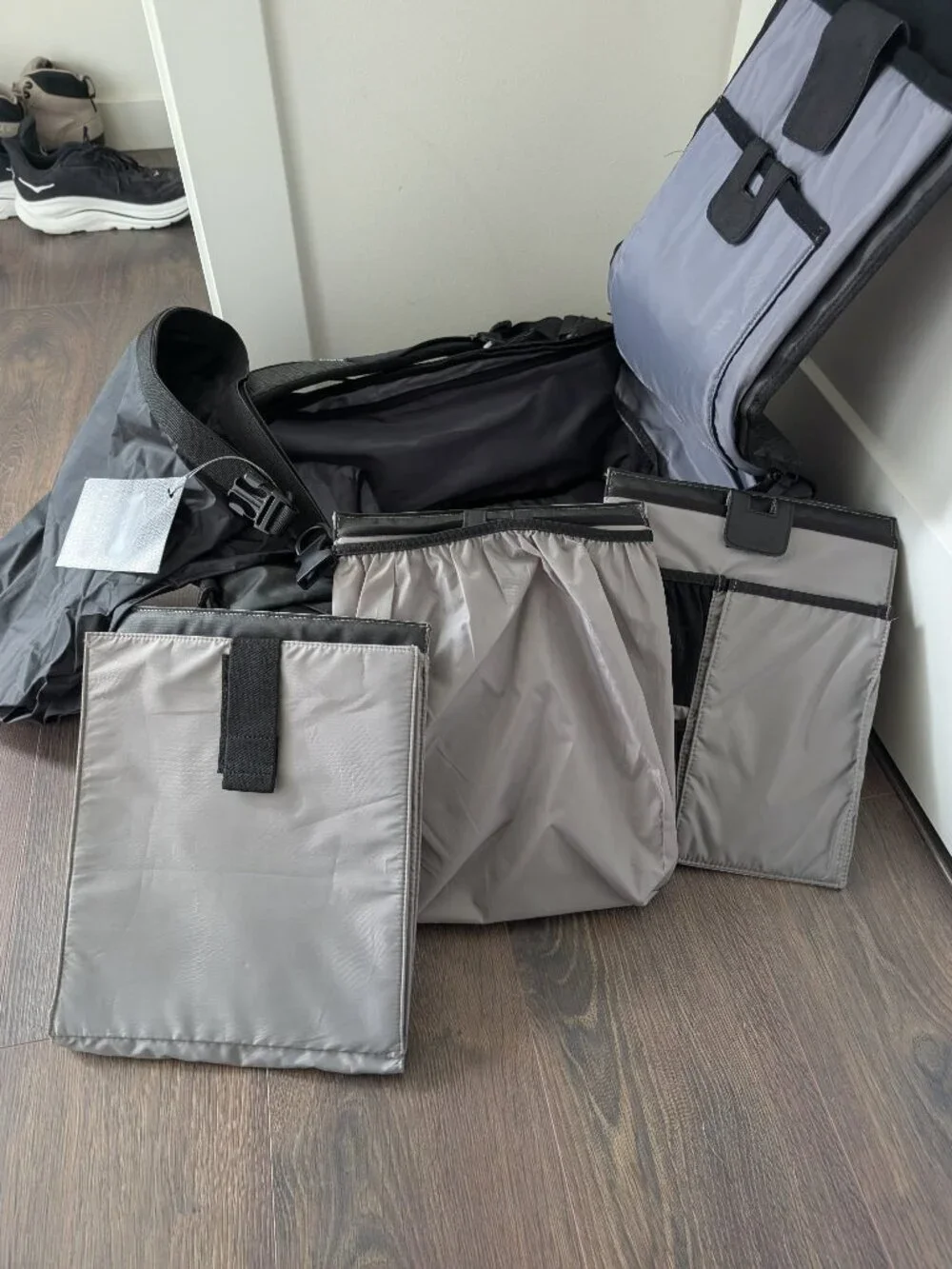 New Never Used Nomatic Travel Bag 40L With All Attachments and Laundry Bag
